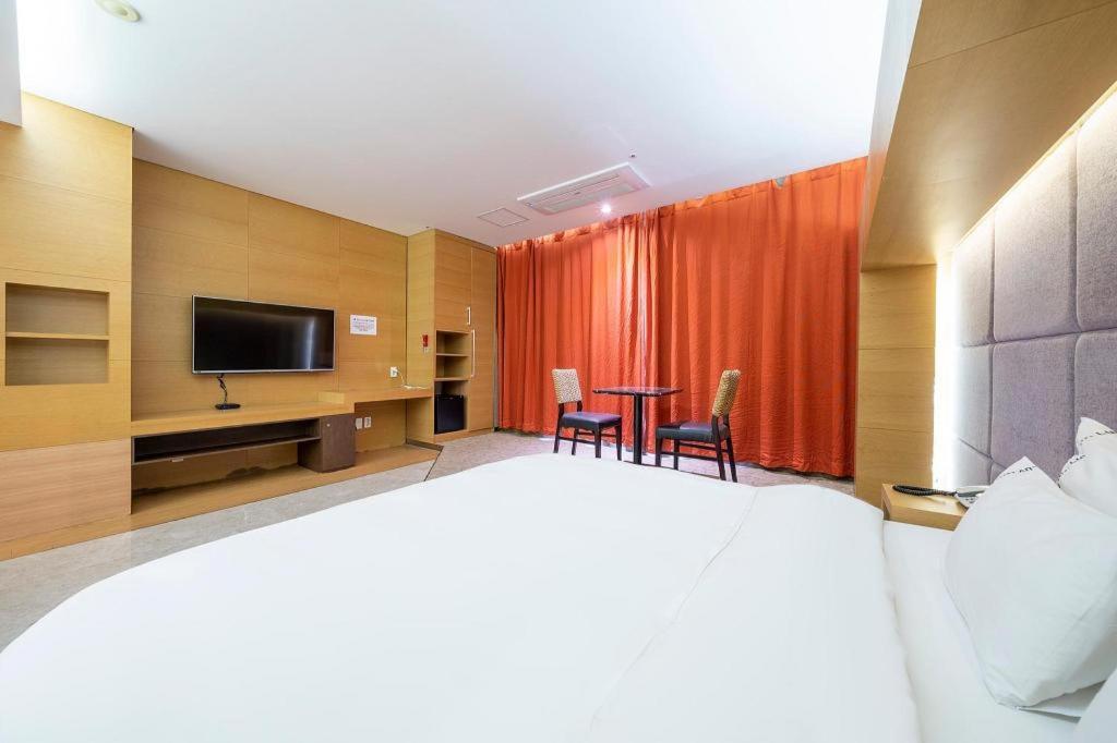Business Design Hotel Luv Incheon Esterno foto