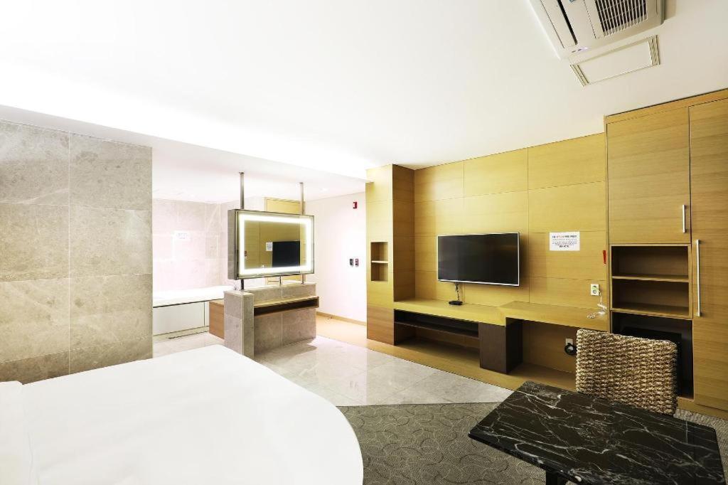 Business Design Hotel Luv Incheon Esterno foto