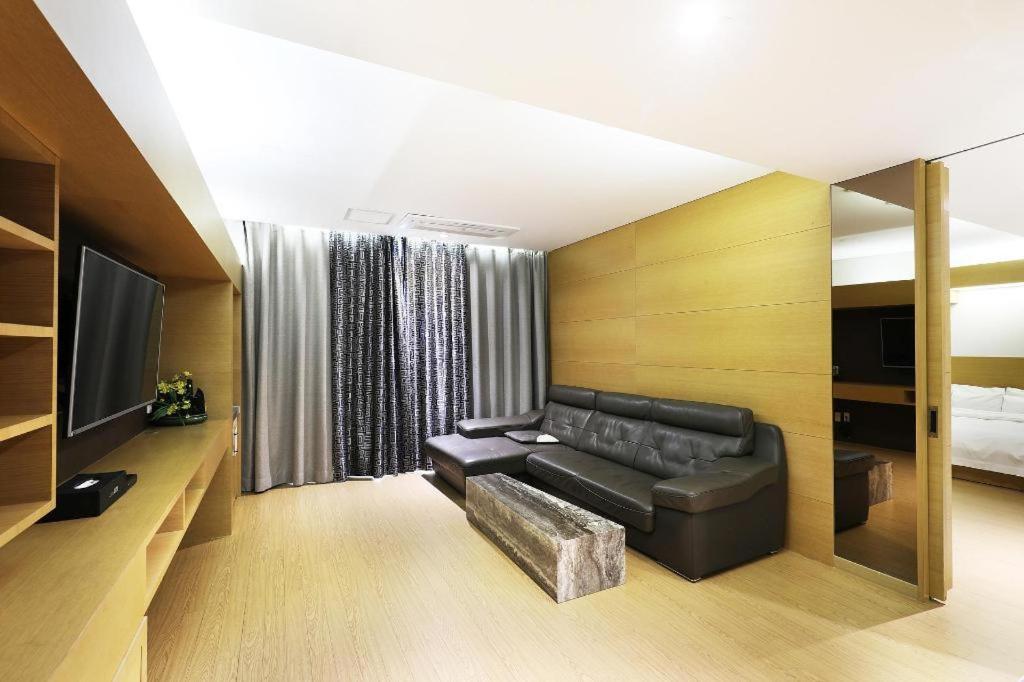 Business Design Hotel Luv Incheon Esterno foto