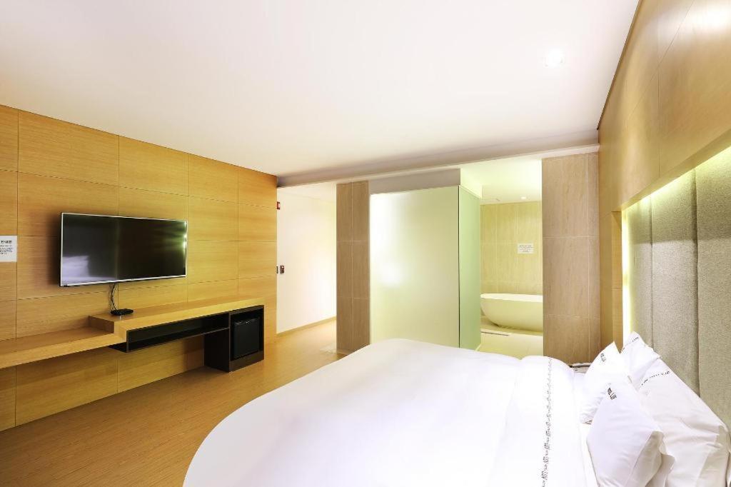 Business Design Hotel Luv Incheon Esterno foto