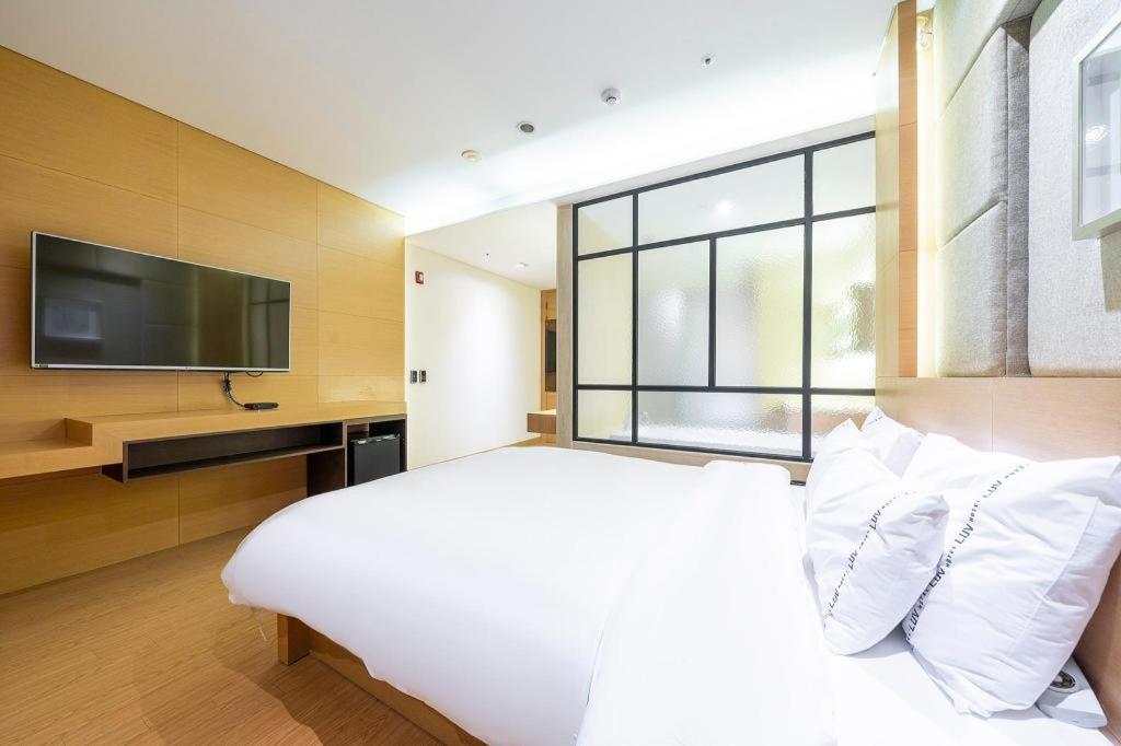 Business Design Hotel Luv Incheon Esterno foto